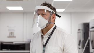 Homme portant un masque