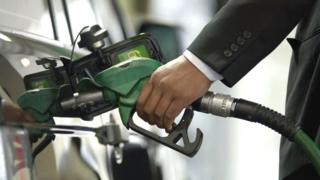 Un homme remplit sa voiture d'essence