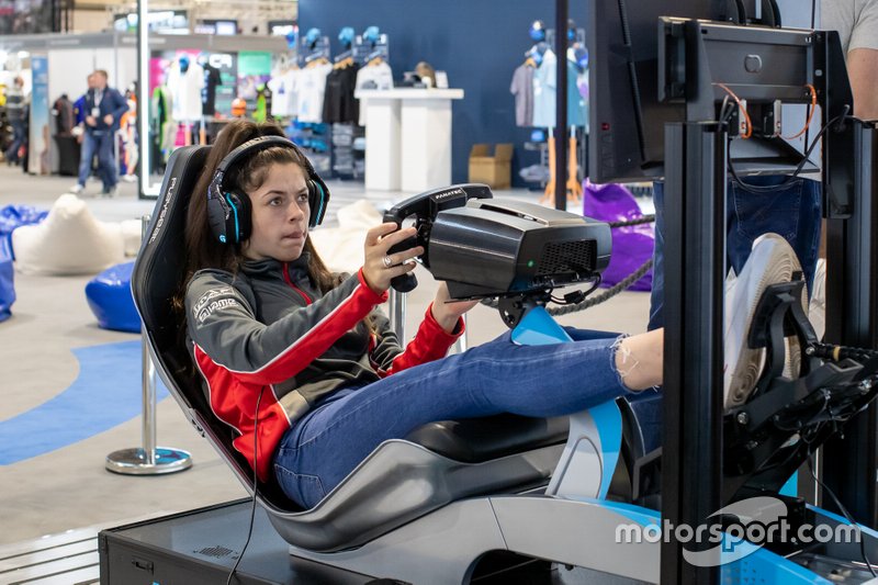 Un fan utilise l'une des plates-formes de simulation du Mans eSports Series