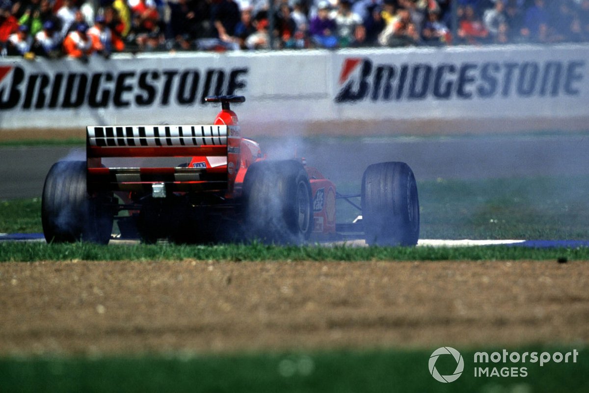 Une panne hydraulique fait tourner Rubens Barrichello et Ferrari F1-2000 tout en menant la course