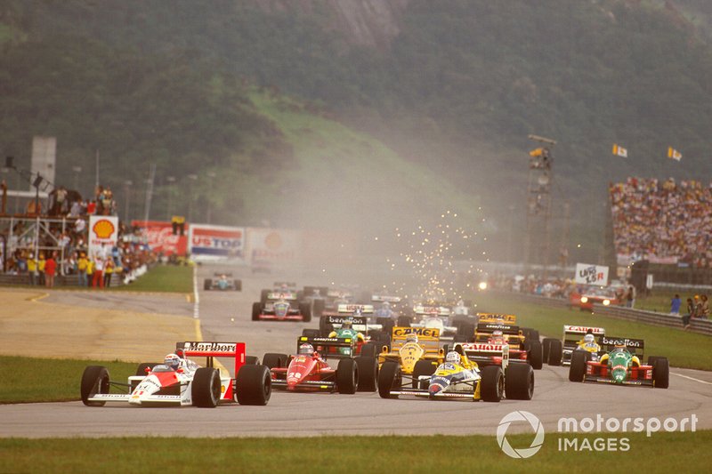 Alain Prost, McLaren MP4 / 4 Honda, mène Nigel Mansell, Williams FW12 Judd, Gerhard Berger, Ferrari F187 / 88C