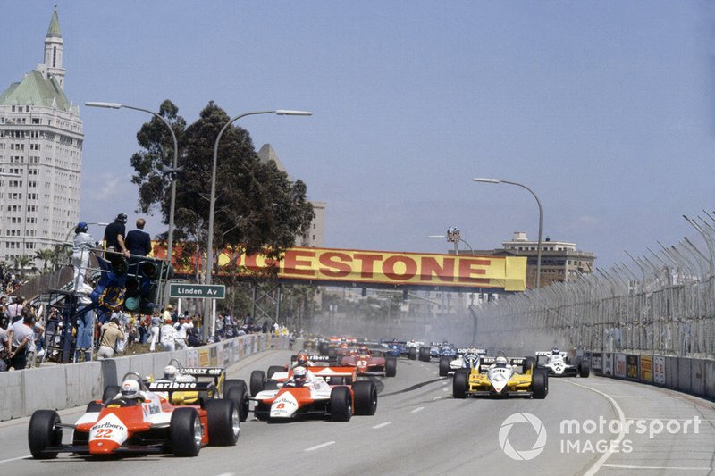 Andrea de Cesaris, Alfa Romeo 182 mène Niki Lauda, ​​McLaren MP4 / 1B-Ford Cosworth, René Arnoux, Renault RE30B, Alain Prost, Renault RE30B, Bruno Giacomelli, Alfa Romeo 182, Gilles Villeneuve, Ferrari 126C2, Nelson Piquet, Brabham BT49D- Ford Cosworth et Keke Rosberg, Williams FW07C-Ford Cosworth, au début
