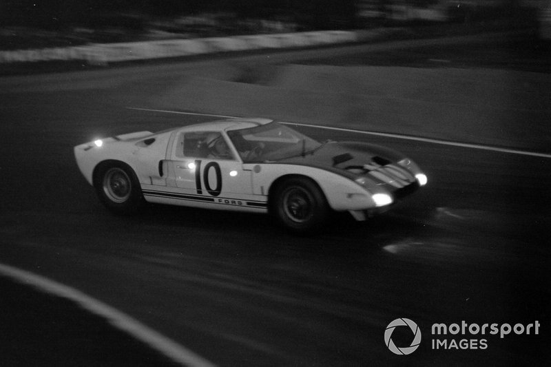 Les premières versions de la Ford GT40 étaient quelque peu effrayantes à conduire étant donné leur tendance à se soulever à l'avant, mais la contribution et la bravoure de Hill ont contribué à pousser leur développement. 