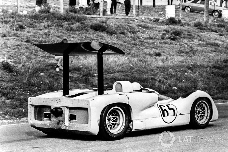 Les Chaparrals de Jim Hall ne ressemblaient à rien de ce que Hill avait connu auparavant, ce qui explique pourquoi il a aimé les deux dernières années de sa carrière. Ici, son 2E à moteur Chevy se dirige vers la deuxième place de la course Can-Am à Mosport. 