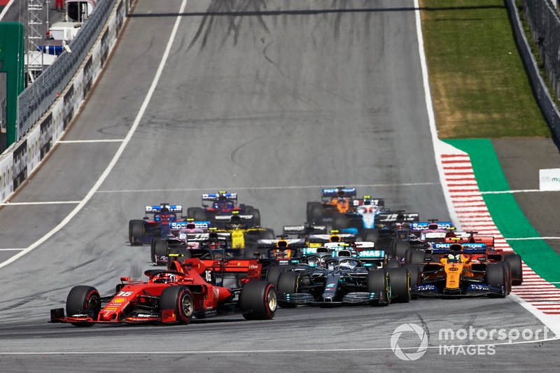 Charles Leclerc, Ferrari SF90, mène Valtteri Bottas, Mercedes AMG W10, Lewis Hamilton, Mercedes AMG F1 W10, Lando Norris, McLaren MCL34, Kimi Raikkonen, Alfa Romeo Racing C38 et le reste du peloton au départ