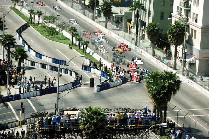 Clay Regazzoni, Ferrari 312T mène Patrick Depailler, Tyrrell 007 dans le premier virage au départ du GP 1976 de Long Beach. 