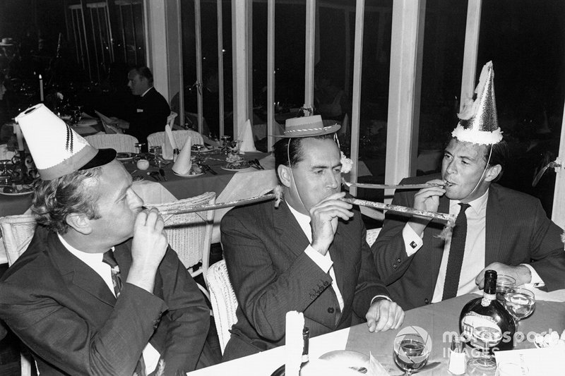 Chapman, Jack Brabham et Clark la veille du Nouvel An 67, la veille de la domination de Clark sur son dernier GP. Jimmy aurait-il pu passer dans l'équipe de Jack après la fin de la saison 68? 