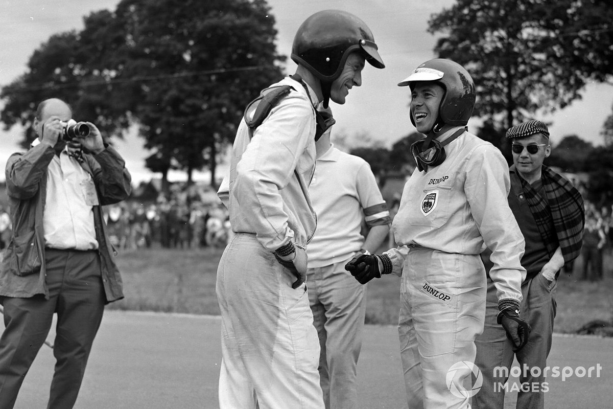 Gurney et Clark tentent de déterminer lequel d'entre eux a remporté le GP de Belgique de 1964. Dan a manqué de carburant et a «donné» la victoire à Jimmy; la `` faveur '' serait rendue au même endroit trois ans plus tard ... 