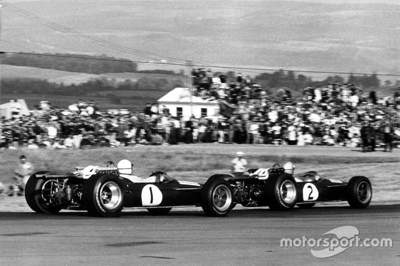 Denny Hulme mène son coéquipier Brabham à Kyalami en ’67. Une fiabilité supérieure verrait le Kiwi l'emporter sur le boss au classement final. 