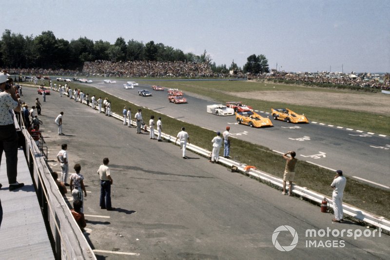 Hulme et Gurney dans Can-Am McLaren M8D-Chevys en 1970. Dan a reçu un appel tardif à l'équipe après la mort de Bruce McLaren et il a remporté deux courses, bien qu'ici à Watkins Glen ce soit Hulme qui l'emporte. 