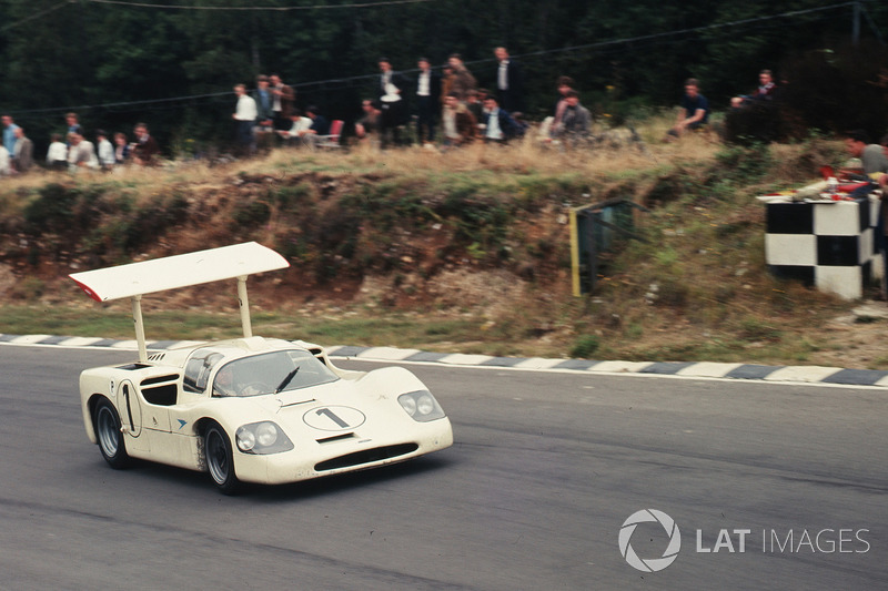 Faire tourner la merveille ailée vers une victoire à Brands Hatch. Cette course dans le Chaparral 2F avec Mike Spence était la signature parfaite de Hill pour une belle carrière. 