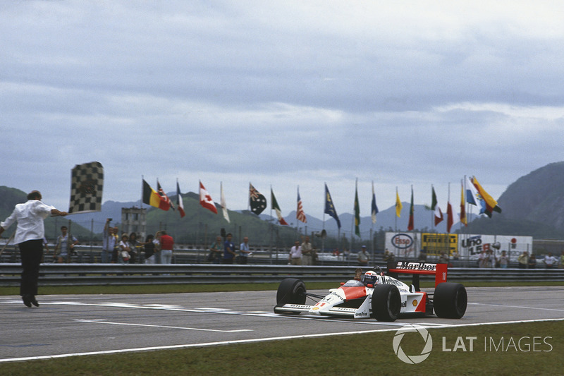 Alain Prost, McLaren MP4 / 4, prend le drapeau à damier