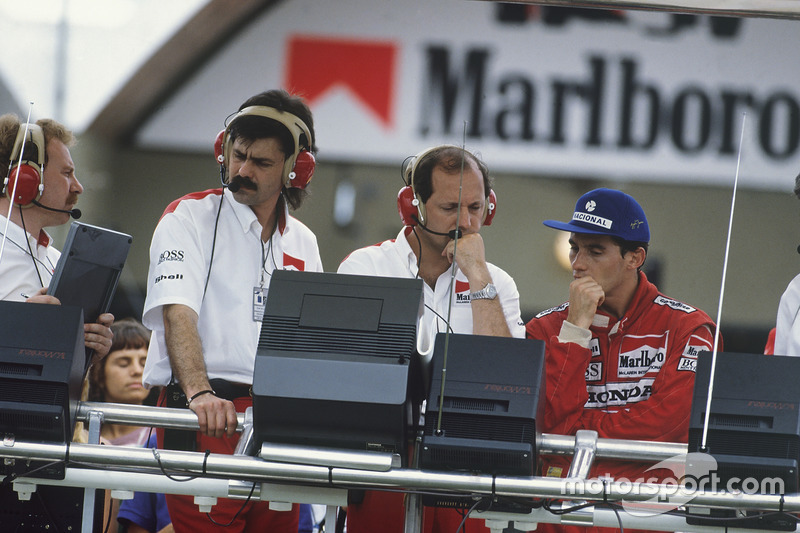 Ayrton Senna, McLaren MP4 / 4 Honda, DQ, sur le portique avec Gordon Murray et Ron Dennis