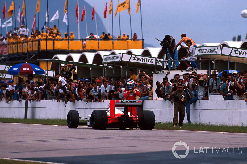 Le vainqueur de la course Alain Prost, McLaren MP4 / 4 stationne sa voiture au départ et à l'arrivée tout droit
