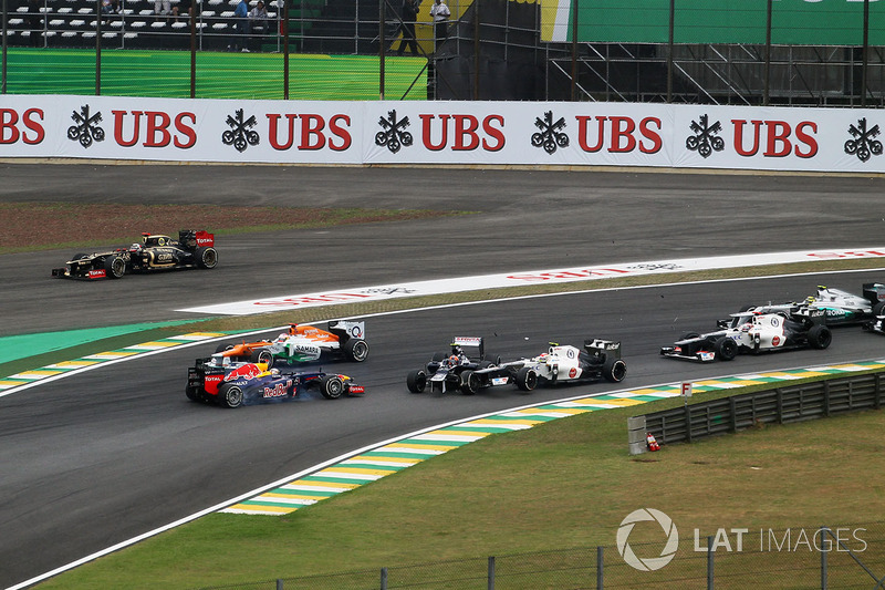 Bruno Senna, Williams FW34, Sebastian Vettel, Red Bull Racing RB8 et Sergio Perez, Sauber C31 entrent en collision au début
