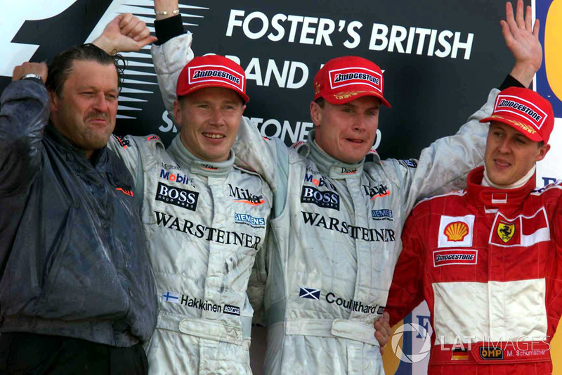 Podium: vainqueur de la course David Coulthard, McLaren, deuxième place Mika Hakkinen, McLaren, troisième place Michael Schumacher, Ferrari et Norbert Haug, responsable de Mercedes Sport