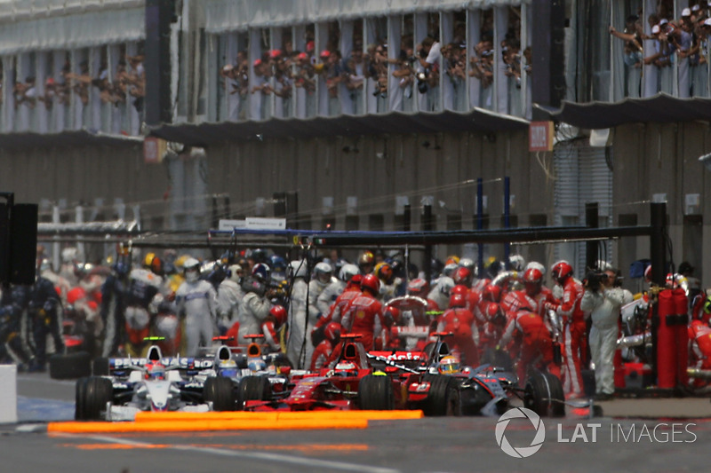 Carnage à la sortie de la voie des stands alors que Lewis Hamilton, McLaren MP4-23, a heurté l'arrière de Kimi Raikkonen, Ferrari F2008, et a été à son tour frappé par Nico Rosberg, Williams FW30, après s'être rendu compte que les lumières à la sortie étaient rouges