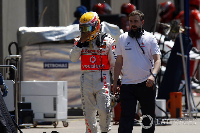 Lewis Hamilton, McLaren MP4-23, retourne aux stands après son accident avec Kimi Raikkonen, Ferrari F2008