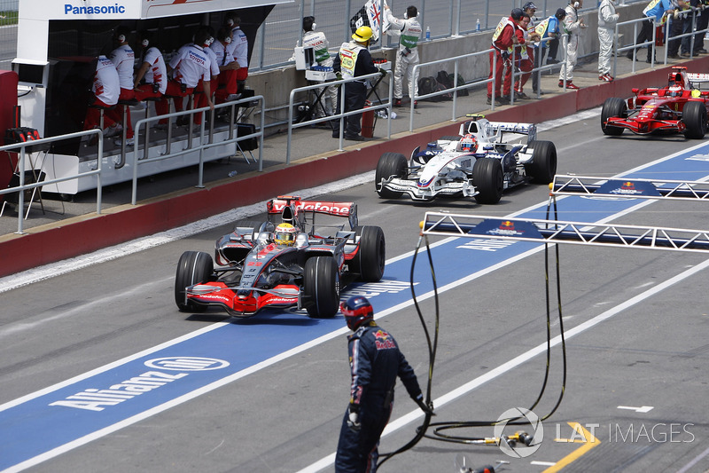 Carnage à la sortie de la voie des stands alors que Lewis Hamilton, McLaren MP4-23, a heurté l'arrière de Kimi Raikkonen, Ferrari F2008, et a été à son tour frappé par Nico Rosberg, Williams FW30, après s'être rendu compte que les lumières à la sortie étaient rouges