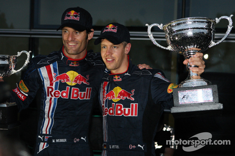 Le vainqueur de la course Sebastian Vettel, Red Bull Racing célèbre avec Mark Webber, Red Bull Racing