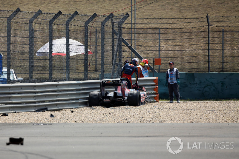 Sébastien Buemi, Scuderia Toro Rosso STR5 s'est écrasé lors de la première séance d'essais