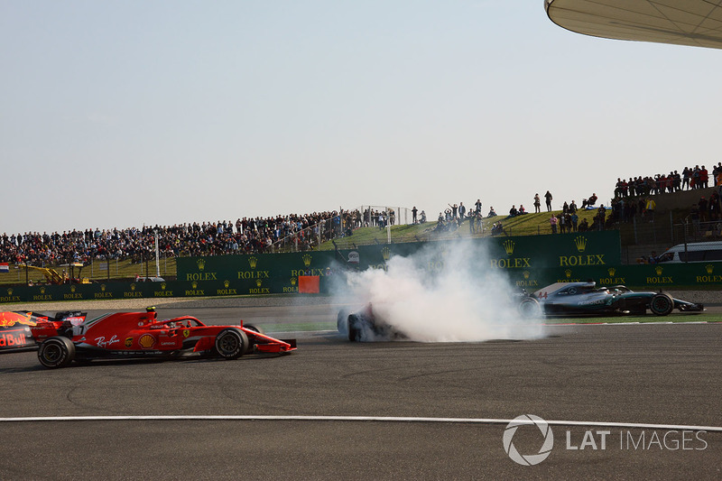 Max Verstappen, Red Bull Racing RB14 et Sebastian Vettel, Ferrari SF71H s'affrontent comme Kimi Raikkonen, Ferrari SF71H et Lewis Hamilton, Mercedes-AMG F1 W09 EQ Power + pass