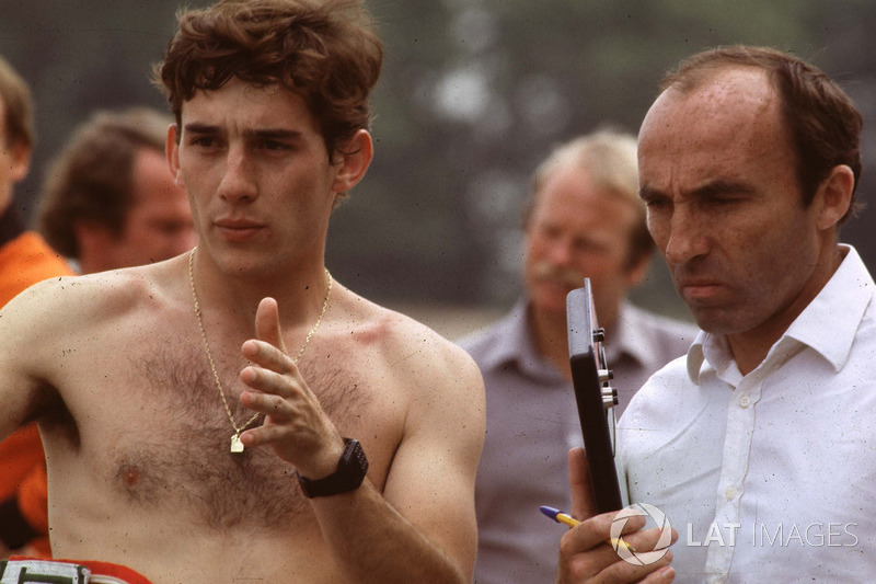 Ayrton Senna, discute de sa première descente dans la Williams FW08C avec le propriétaire de l'équipe Frank Williams