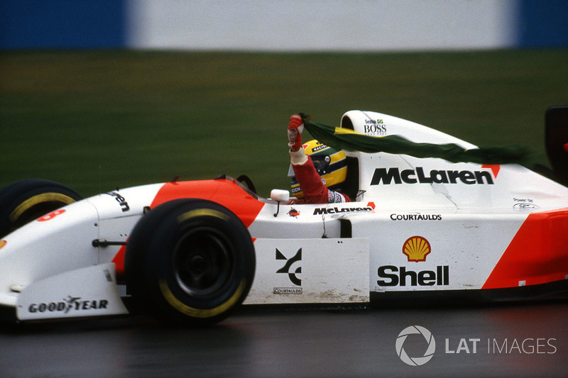 Ayrton Senna, McLaren Ford MP4 / 8 célèbre sa victoire