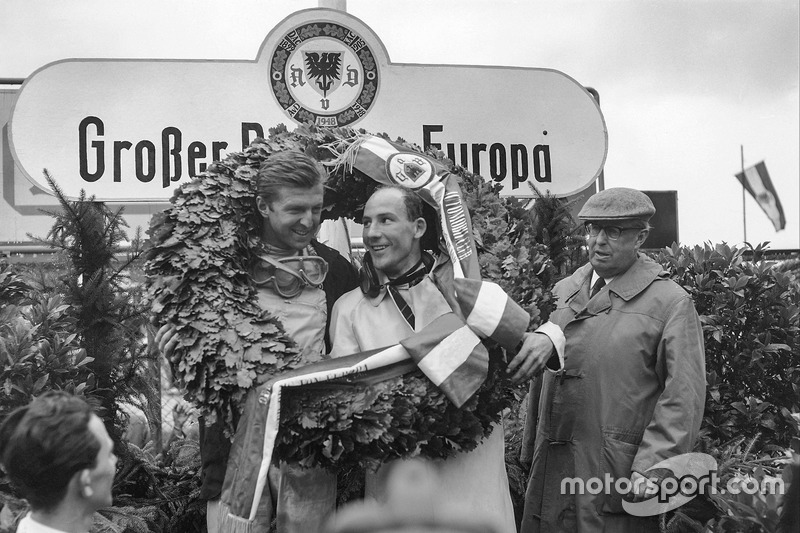 Stirling partage gracieusement les lauriers gagnants avec le héros local Wolfgang von Trips au Nurburgring après le GP d'Allemagne de 1961, mais son Lotus 18-Climax vient de vaincre la puissante Ferrari pour la deuxième fois cette année, malgré un déficit de puissance de 35 ch.