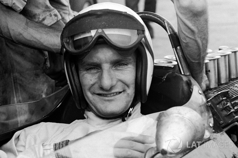Mike Hailwood, Lotus 25-BRM, au GP d'Allemagne de 1964. Ces premières incursions dans la course automobile n'étaient pas convaincantes, son objectif principal étant toujours de battre son adversaire de moto GP!
