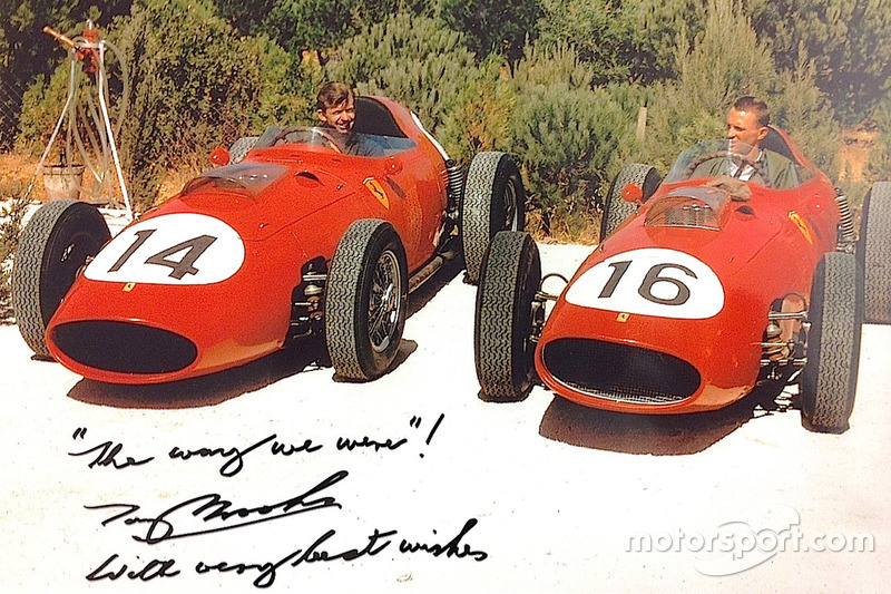 1959, Brooks et Gurney se familiarisent avec leurs Ferrari 246 Dinos. Tony a envoyé cette image et cette note à Dan sous forme de carte de Noël quelques années seulement avant la mort de Dan en 2018.