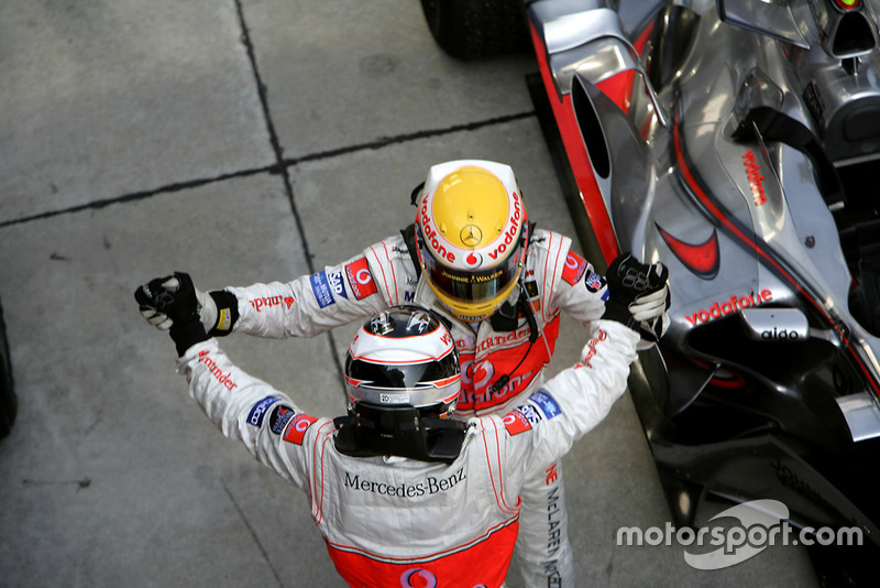 Fernando Alonso, McLaren MP4-22 Mercedes, 1re position, et son coéquipier Lewis Hamilton, McLaren MP4-22 Mercedes. célébrer leur McLaren un-deux