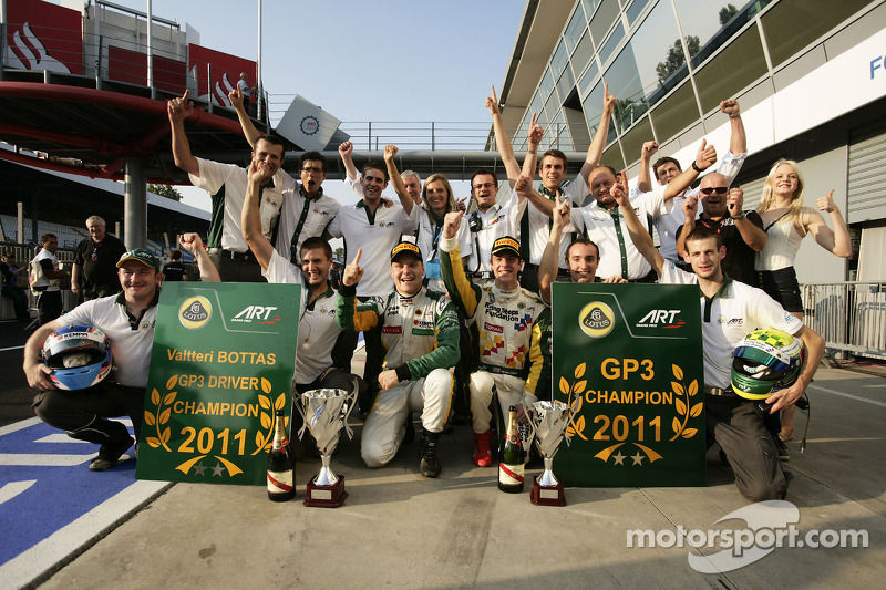 Valtteri Bottas célèbre sa victoire dans la course et remporte le championnat des pilotes sur le podium wi