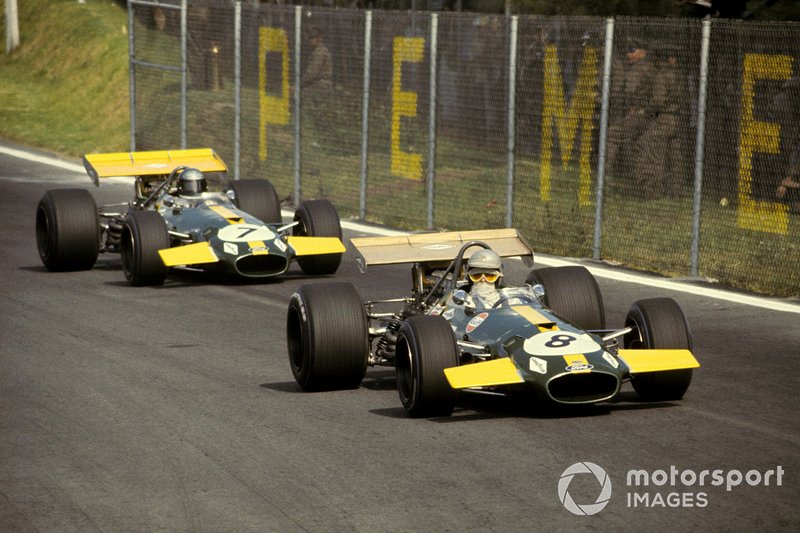 Brabham (8) a battu son brillant prodige Jacky Ickx à la pole position au Mexique en 69, mais lui a cédé le meilleur en course. Pourtant, les deux ont été battus par Hulme, conduisant pour un autre grand conducteur / constructeur antipodéen, Bruce McLaren.
