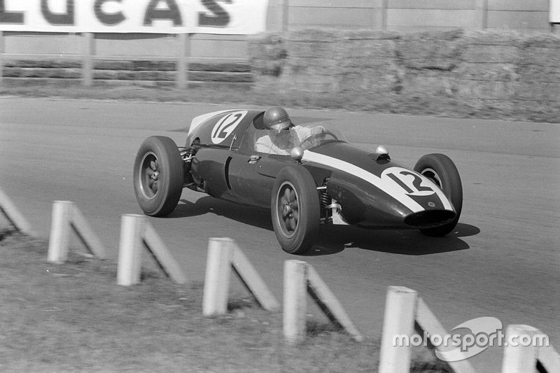Jack Brabham conduit sa Cooper T51-Climax à la victoire lors du Grand Prix de Grande-Bretagne de 1959 à Aintree. 