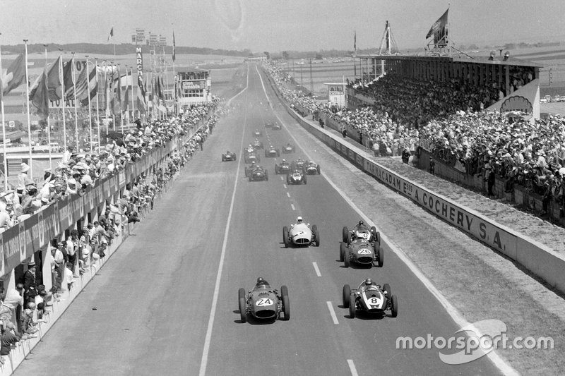 1959 GP de France à Reims. La Ferrari de Brooks se bat avec Cooper de Brabham, la Ferrari de Hill se classe troisième, tandis que BRM de Moss et Cooper de Masten Gregory s'affrontent quatrième. Brooks mènerait Hill à domicile dans une Ferrari 1-2, le premier des trois podiums pour l'Américain à sa première saison complète de F1. 