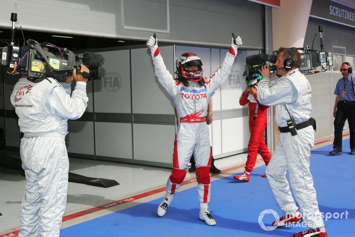 Jarno Trulli, Toyota fête sa pole position au parc fermé