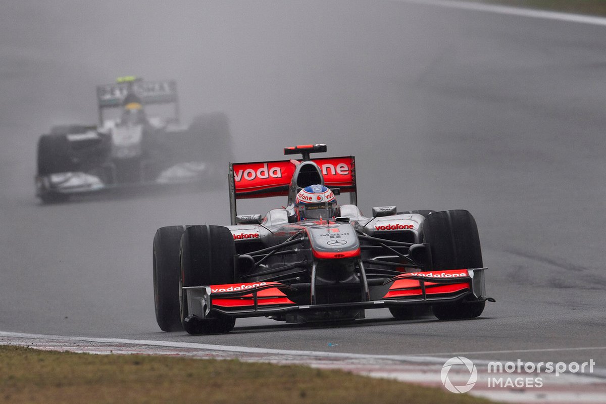 Jenson Button, McLaren MP4-25 Mercedes mène Nico Rosberg, Mercedes GP W01