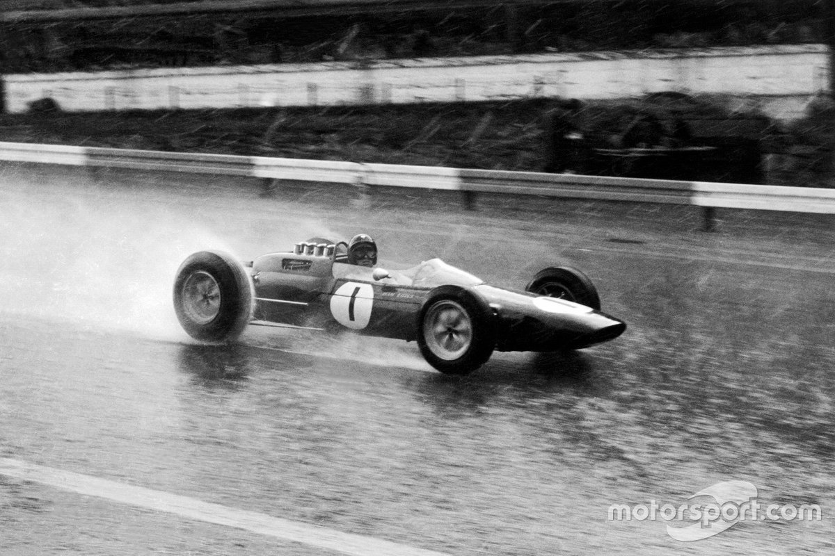 Le Lotus 25 de Clark se dirige vers la victoire à Spa en 1963. Il s'agissait de la deuxième des quatre victoires de F1 pour Clark sur ce site, même s'il en détestait une. 