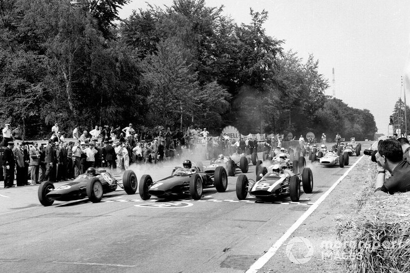 Le Lotus of Clark (à gauche) a battu Graham Hill (BRM) et Cooper McLaren Bruce à la pole à Rouen en 62, mais ce qui aurait dû être au moins un podium a plutôt provoqué un échec de suspension. La fragilité mécanique a finalement coûté le titre à Jimmy cette année-là.