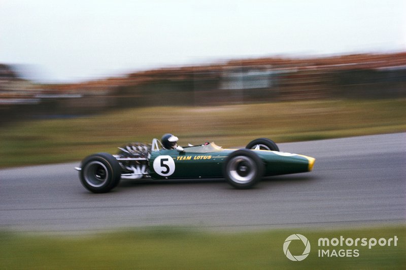 En route vers une improbable victoire à Zandvoort en 67, avec le tout nouveau Lotus 49 propulsé par le DFV à ses débuts.