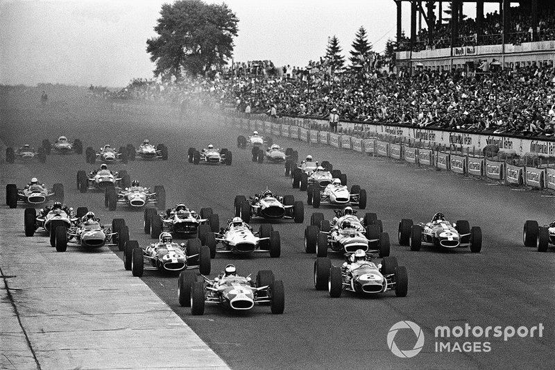 Après avoir pris la pole de plus de neuf secondes au Nurburgring en 67, Clark (3) a subi un échec de suspension pendant qu'il menait et, après le départ à la retraite de Dan Gurney (9), a dû regarder Denny Hulme (2) conduire vers la victoire et s'étirer. de lui dans le championnat.