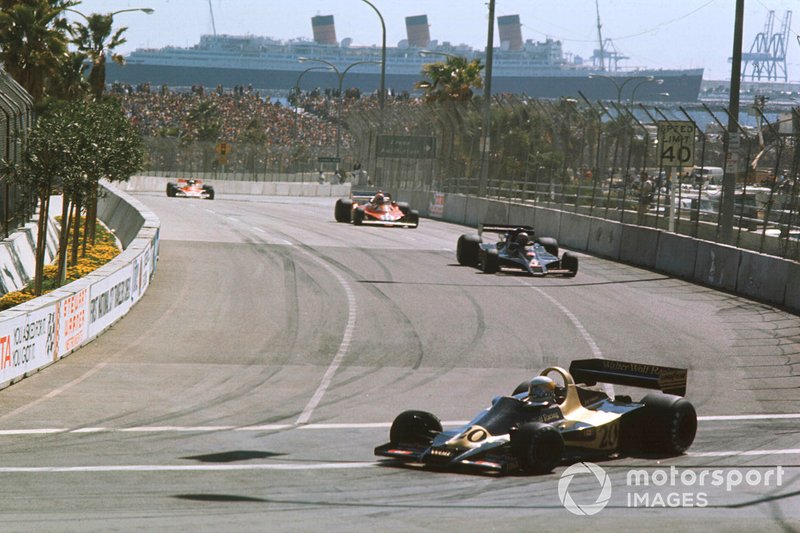 Avec le Queen Mary formant une toile de fond unique, le loup de Jody Scheckter dirige le Lotus du futur vainqueur Mario Andretti et la Ferrari de Niki Lauda en 1977. 