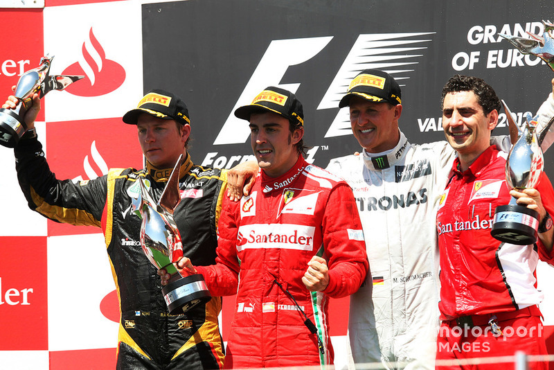 Kimi Raikkonen, Lotus F1, Fernando Alonso, Ferrari, Michael Schumacher, Mercedes AMG F1 et Andrea Stella, Ferrari Race Engineer célèbre sur le podium