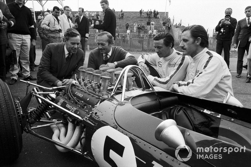 Avec Keith Duckworth de Cosworth, Colin Chapman et Graham Hill, alors qu'ils posent à côté du nouveau Ford Cosworth DFV V8 en 1967.
