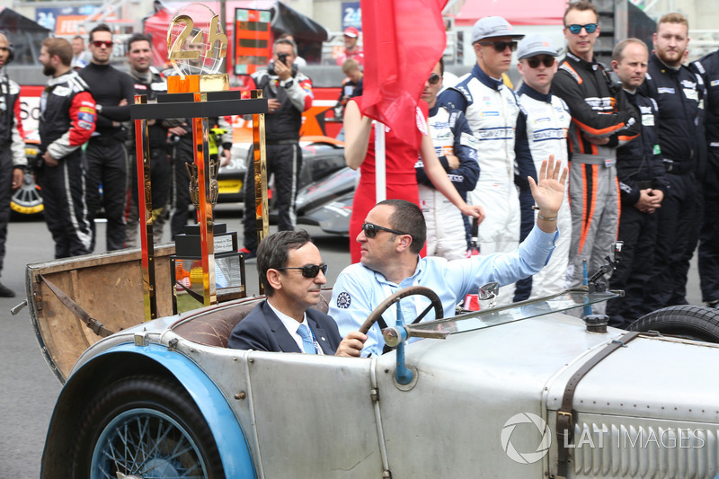 Le Trophée des 24 Heures du Mans arrive dans une voiture conduite par Pierre Fillon, Président ACO