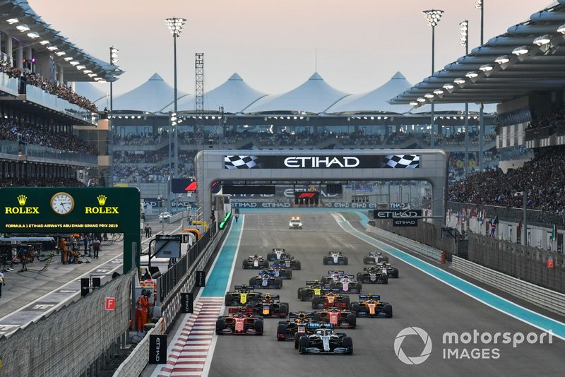 Lewis Hamilton, Mercedes AMG F1 W10, mène Max Verstappen, Red Bull Racing RB15, Charles Leclerc, Ferrari SF90, Sebastian Vettel, Ferrari SF90, Alexander Albon, Red Bull RB15, Lando Norris, McLaren MCL34 et le reste du peloton au départ