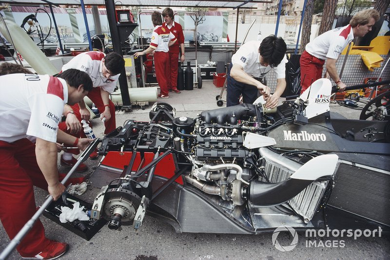 Des mécaniciens travaillent sur la McLaren MP4-4 Honda d'Alain Prost
