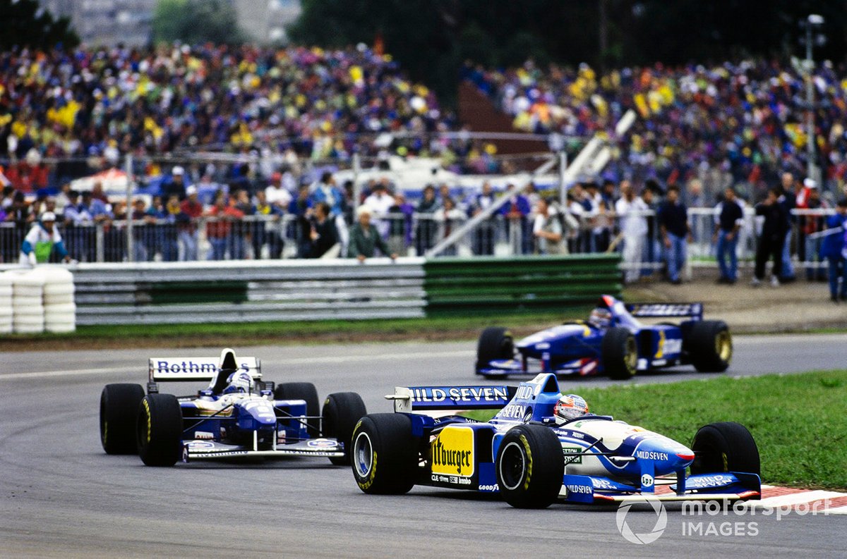 Michael Schumacher, Benetton B195 Renault, mène David Coulthard, Williams FW17 Renault