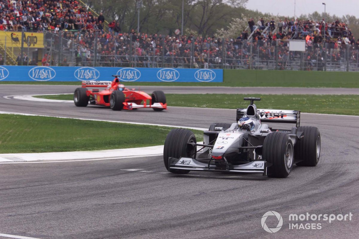 Mika Hakkinen, McLaren MP4 / 15 Mercedes mène Michael Schumacher, Ferrari F1 2000